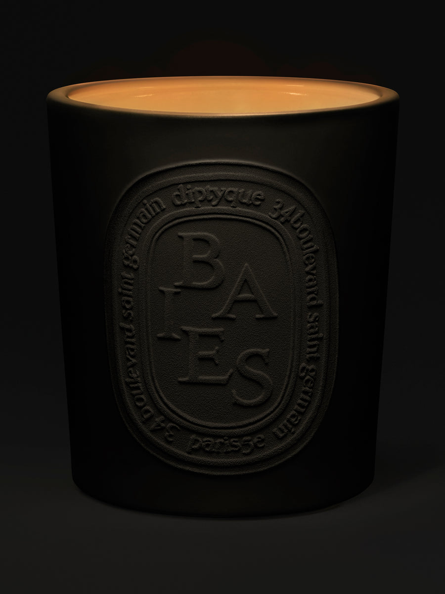 diptyque-baies-scented-candle-1500g-in-dark-background