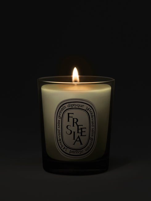 diptyque-freesia-mini-scented-candle-70g-in-dark-background